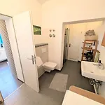 Modernes In Elbnaehe Дрезден